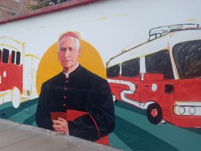 El artista plástico Isaac Sánchez Córdova elaboró un mural en honor del papa León XIV en la ciudad de Chimbote que ha motivado el orgullo de los vecinos. Foto: Miguel Ríos