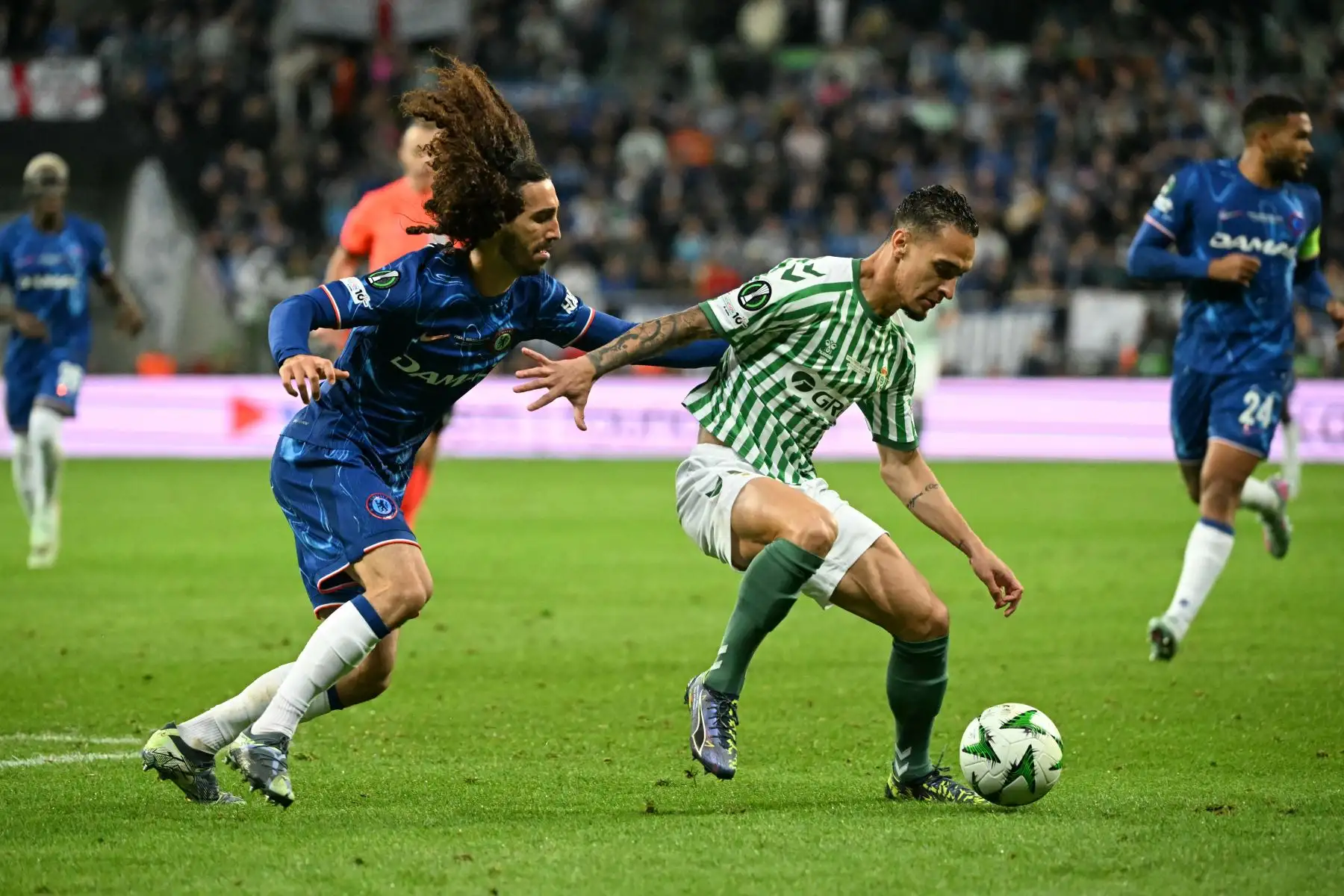 El centrocampista brasileño del Real Betis, Antony, y el defensa español del Chelsea, Marc Cucurella, disputan el balón durante la final de la UEFA Conference League entre el Real Betis y el Chelsea. Foto. AFP