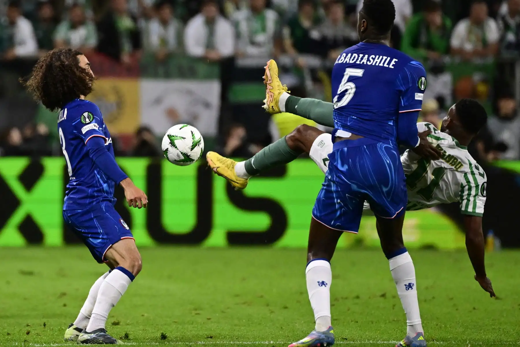 El defensa español del Chelsea  Marc Cucurella, el defensa francés del Chelsea Benoit Badiashile y el delantero congoleño del Real Betis Cedric Bakambu disputan el balón durante la final de la UEFA Conference League entre el Real Betis y el Chelsea. Foto: AFP