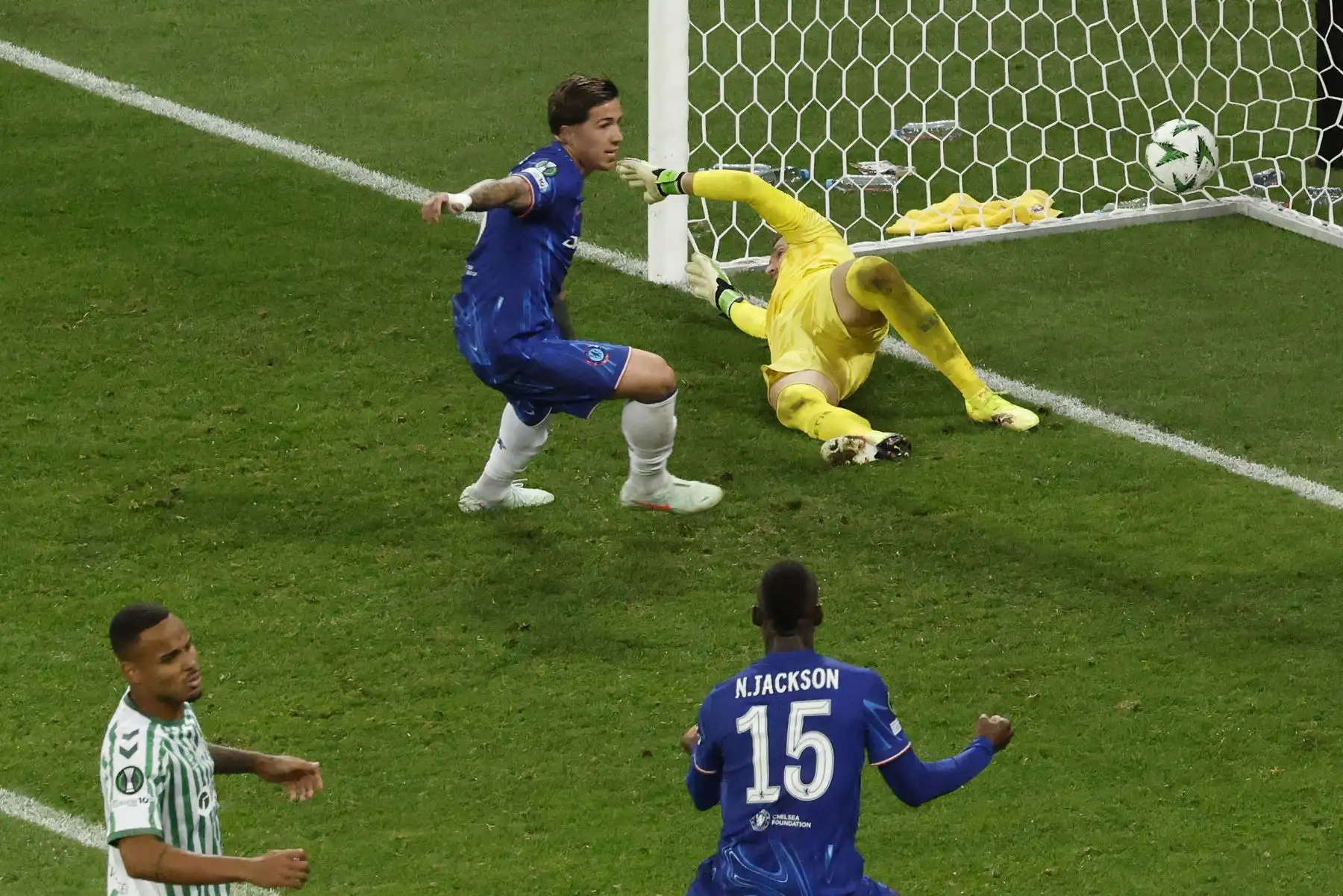 El centrocampista argentino del Chelsea, Enzo Fernández, celebra el primer gol de su equipo ante el portero español del Real Betis, Adrián, durante la final de la UEFA Conference League entre el Real Betis y el Chelsea. Foto: AFP