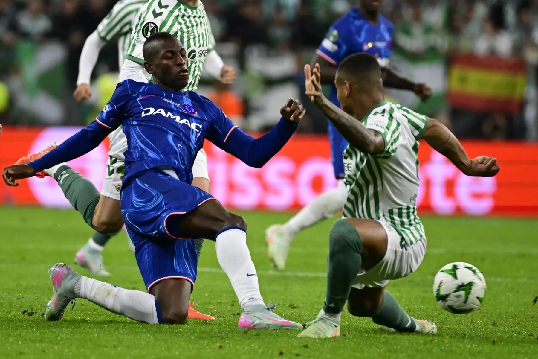 El delantero senegalés del Chelsea, Nicolas Jackson , y el defensa brasileño del Real Betis, Natan Bernardo de Souza, disputan el balón durante la final de la UEFA Conference League entre el Real Betis y el Chelsea. Foto: AFP