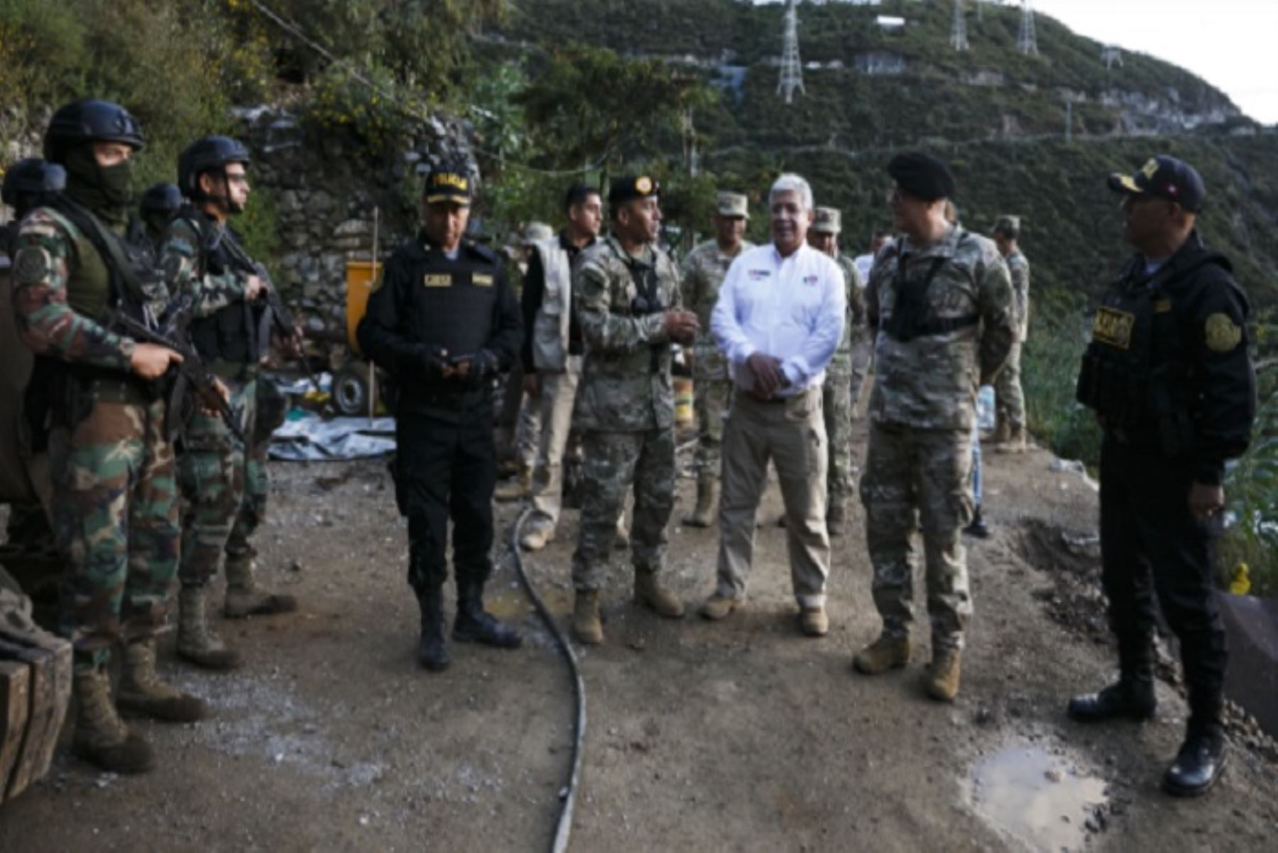 También hay 30 detenidos y se ha recuperado gran cantidad de explosivos y municiones de guerra y un fusil.