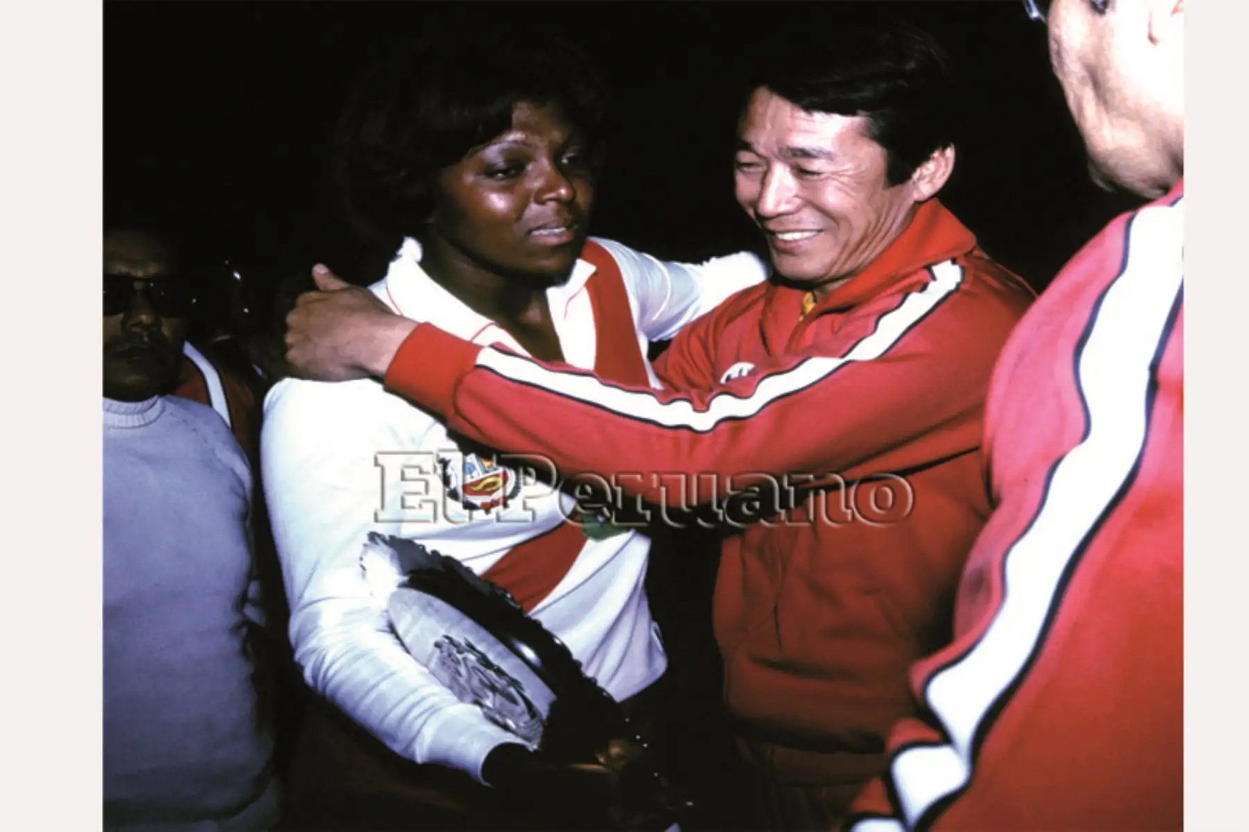 Lima - 25 setiembre 1979 / El público peruano, que siempre la alentó y al que ella dio sus mejores triunfos, voleibolistas y entrenadores le tributaron una emotiva despedida a Lucha Fuentes, la mejor voleibolista peruana de todos los tiempos. Foto: Archivo Histórico / Diario EL PERUANO
