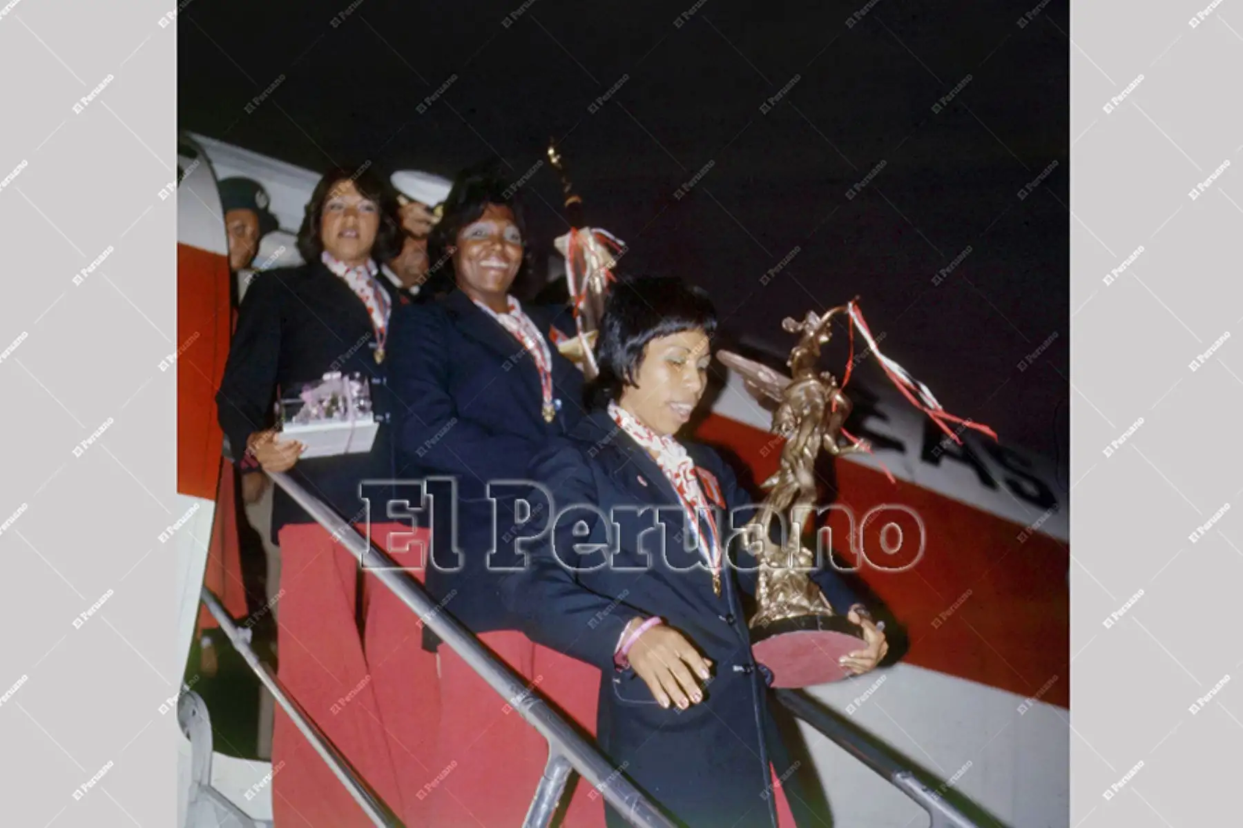 Callao - 1975 / Llegada de la selección peruana de voleibol que participo en el campeonato sudamericano. En la imagen descienden del avión con trofeos en mano Irma Cordero y Lucha Fuentes. 
Foto: Archivo Histórico de EL PERUANO