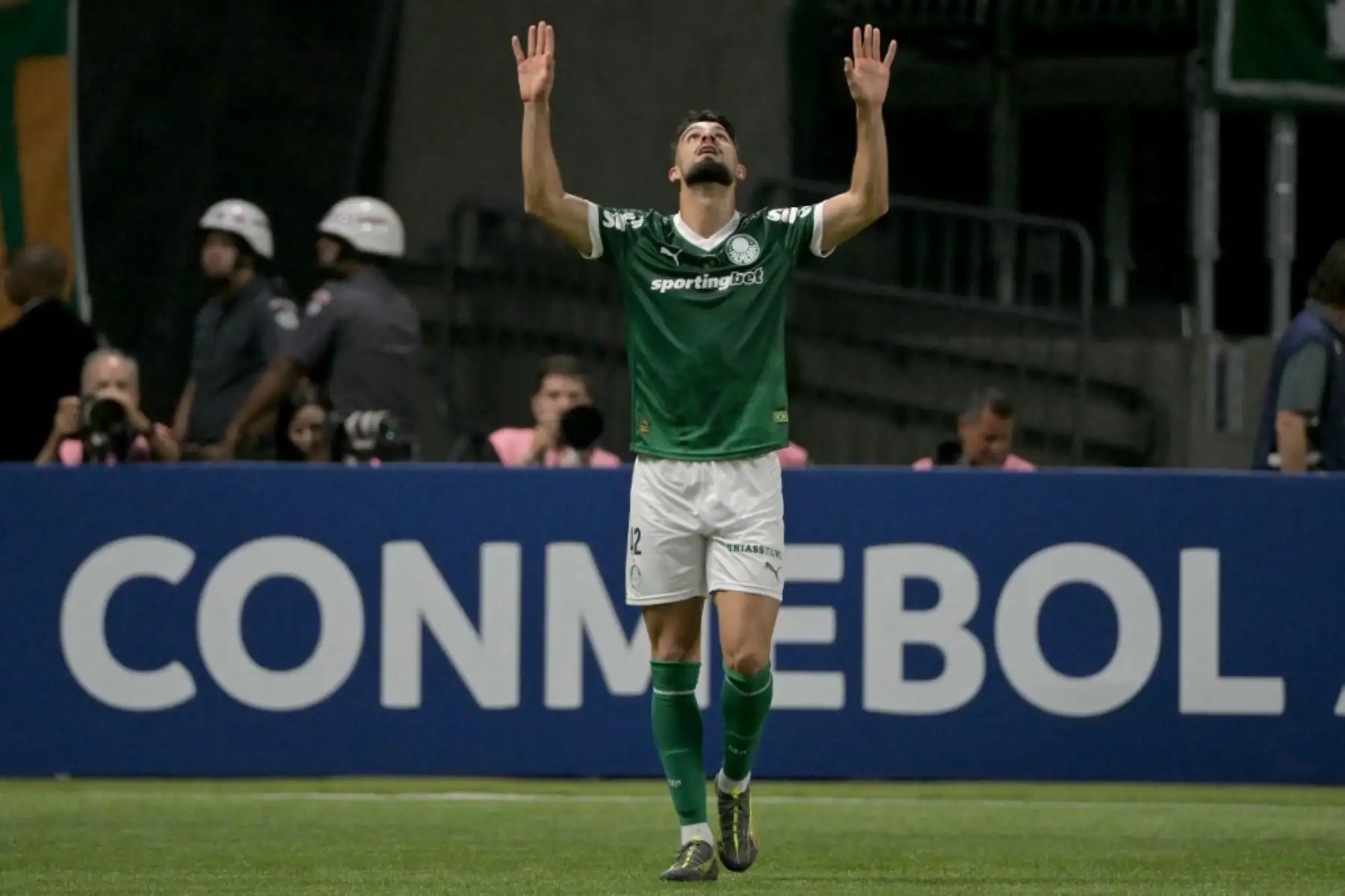 El delantero argentino del Palmeiras, José Manuel López, celebra después de marcar un gol durante el partido de fútbol de la fase de grupos de la Copa Libertadores entre el Palmeiras de Brasil y el Sporting Cristal de Perú en el estadio Allianz Parque en Sao Paulo, Brasil, el 28 de mayo de 2025. Foto: AFP
