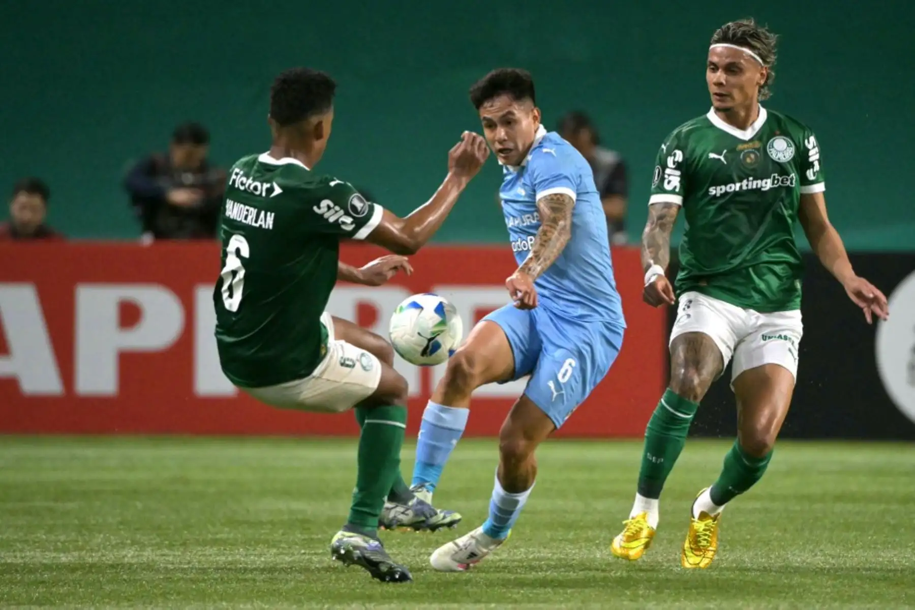 El defensor del Palmeiras, Vanderlan, y el mediocampista del Sporting Cristal, Jesus Pretell, luchan por el balón durante el partido de fútbol de la fase de grupos de la Copa Libertadores entre el Palmeiras de Brasil y el Sporting Cristal de Perú en el estadio Allianz Parque en Sao Paulo. Foto: AFP