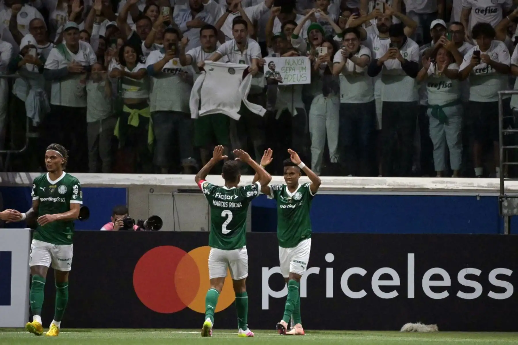 El delantero del Palmeiras, Estevao Willian, celebra después de anotar un gol durante el partido de fútbol de la fase de grupos de la Copa Libertadores entre Palmeiras de Brasil y Sporting Cristal de Perú en el estadio Allianz Parque en Sao Paulo, Brasil, el 28 de mayo de 2025. Foto: AFP