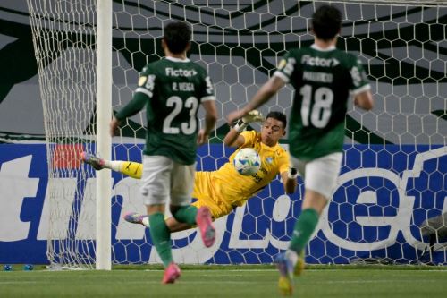 Diego Enríquez, portero de Sporting Cristal, detiene el balón frente a los mediocampistas de Palmeiras, Raphael Veiga y Mauricio, durante el partido de fútbol de la fase de grupos de la Copa Libertadores entre Palmeiras de Brasil y Sporting Cristal en el estadio Allianz Parque en Sao Paulo. Foto: AFP