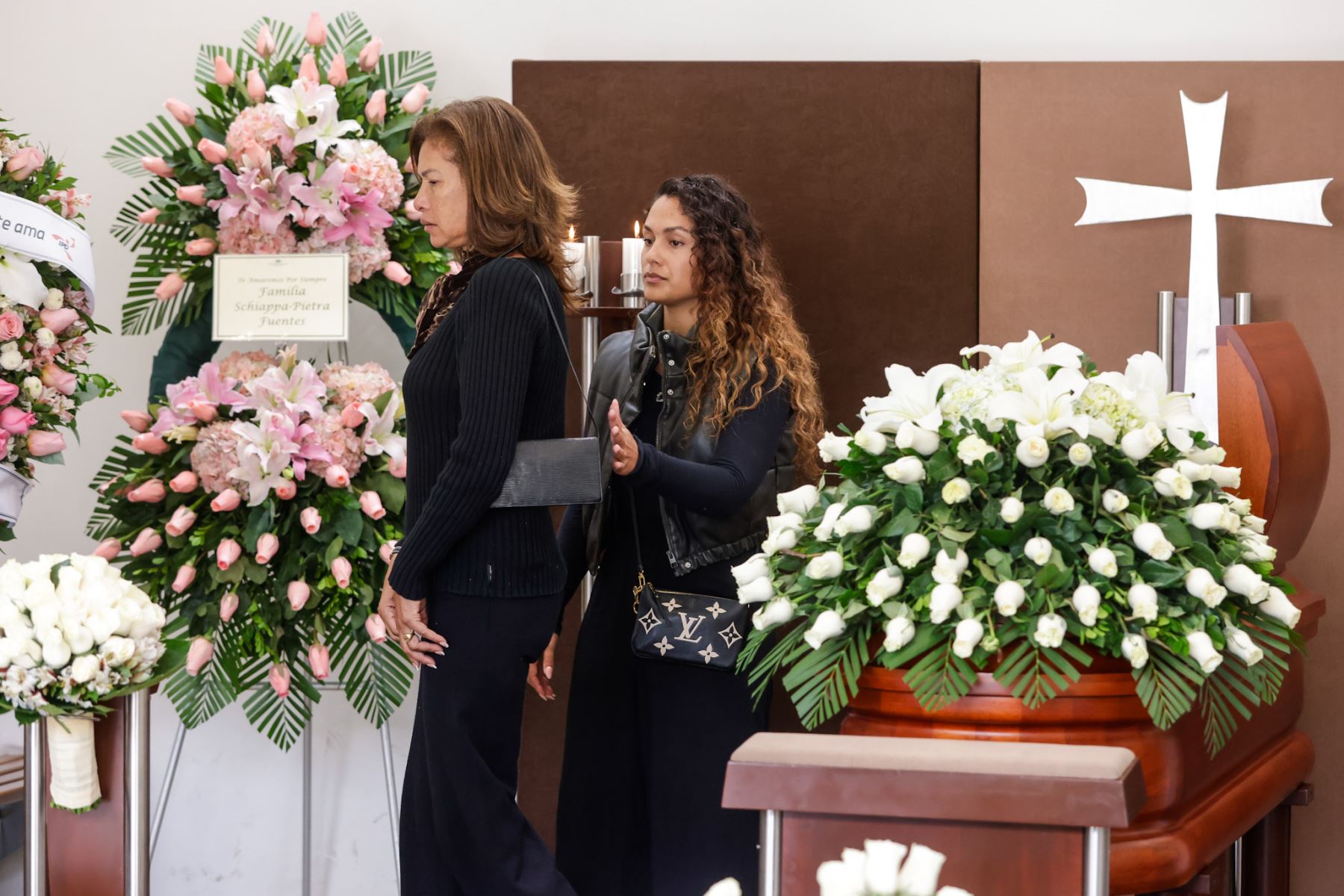Los restos de la legendaria voleibolista peruana Lucha Fuentes están siendo velados en el Santuario Arquidiocesano del Sagrado Corazón de Jesús, ubicado en el distrito de Santiago de Surco. Familiares, exvoleibolistas y autoridades del deporte nacional se reúnen en este espacio sagrado para rendirle el último adiós. Foto: ANDINA/Luis Iparraguirre