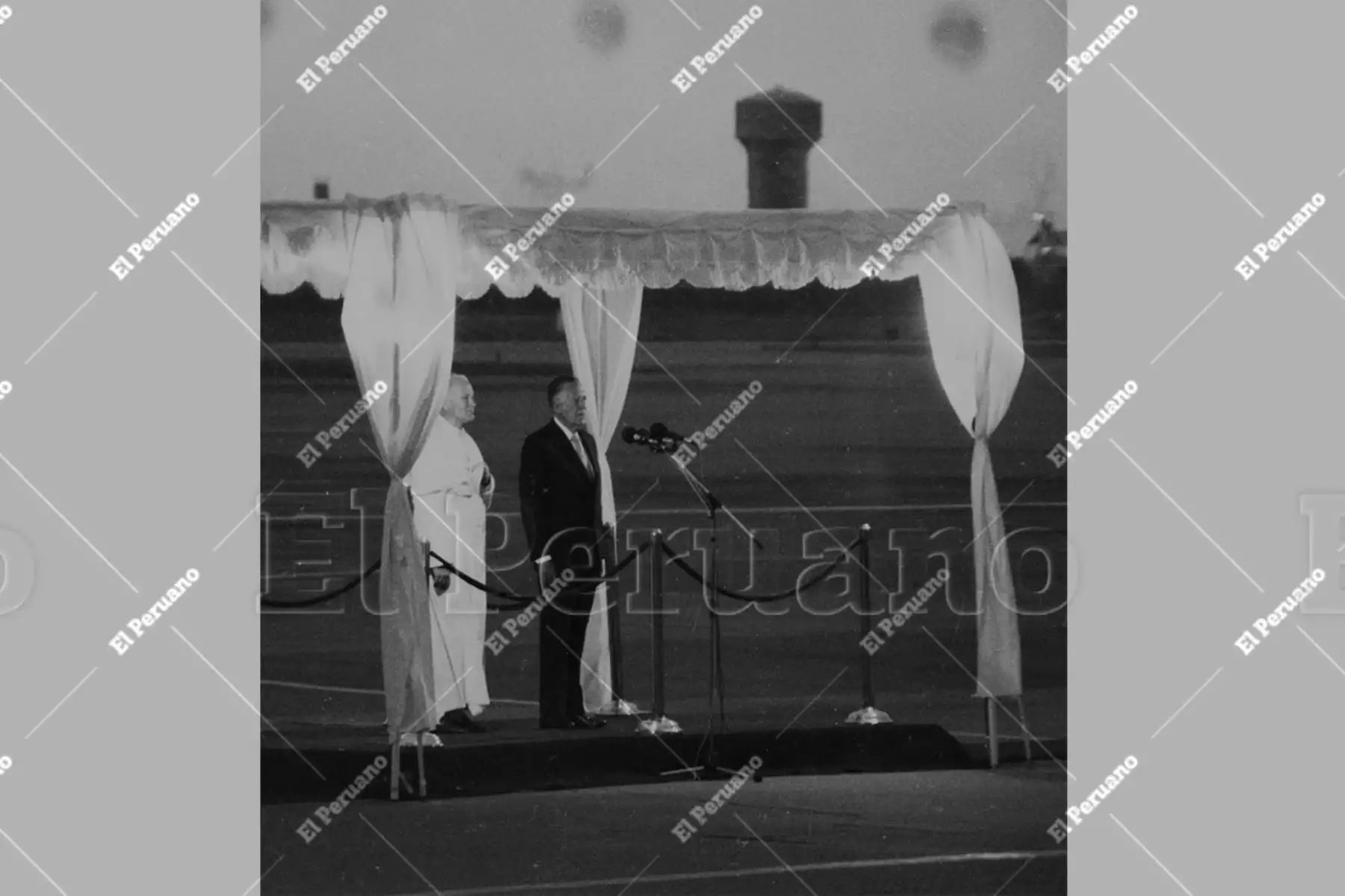 Callao - 1 feb 1985 / El presidente Fernando Belaunde Terry da la bienvenida a su Santidad el Papa Juan Pablo II a su llegada al Perú en el Grupo Aéreo n° 8. Foto: Archivo Histórico El Peruano