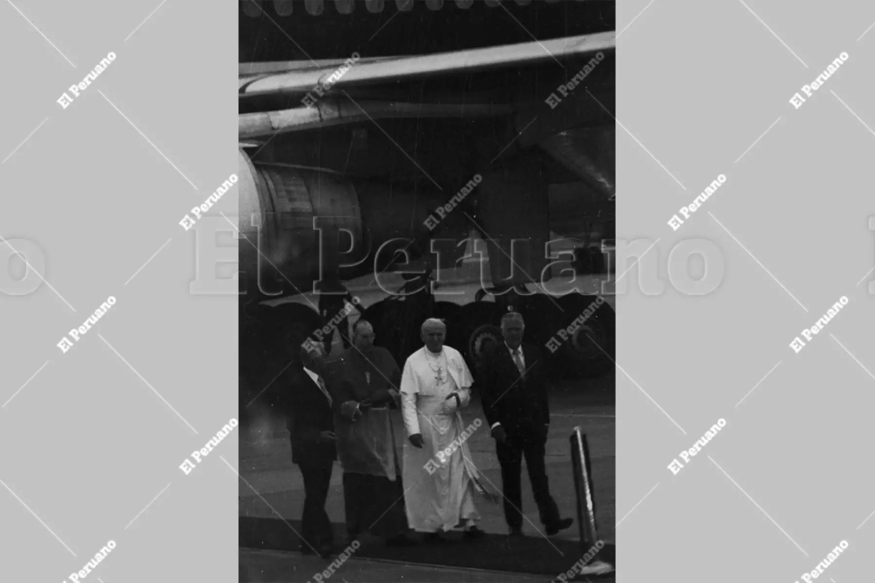 Callao - 1 feb 1985 / El presidente Fernando Belaunde Terry y el cardenal Juan Landázuri Rickets dan la bienvenida a su Santidad el Papa Juan Pablo II a su llegada al Perú en el Grupo Aéreo n° 8. Foto: Archivo Histórico El Peruano