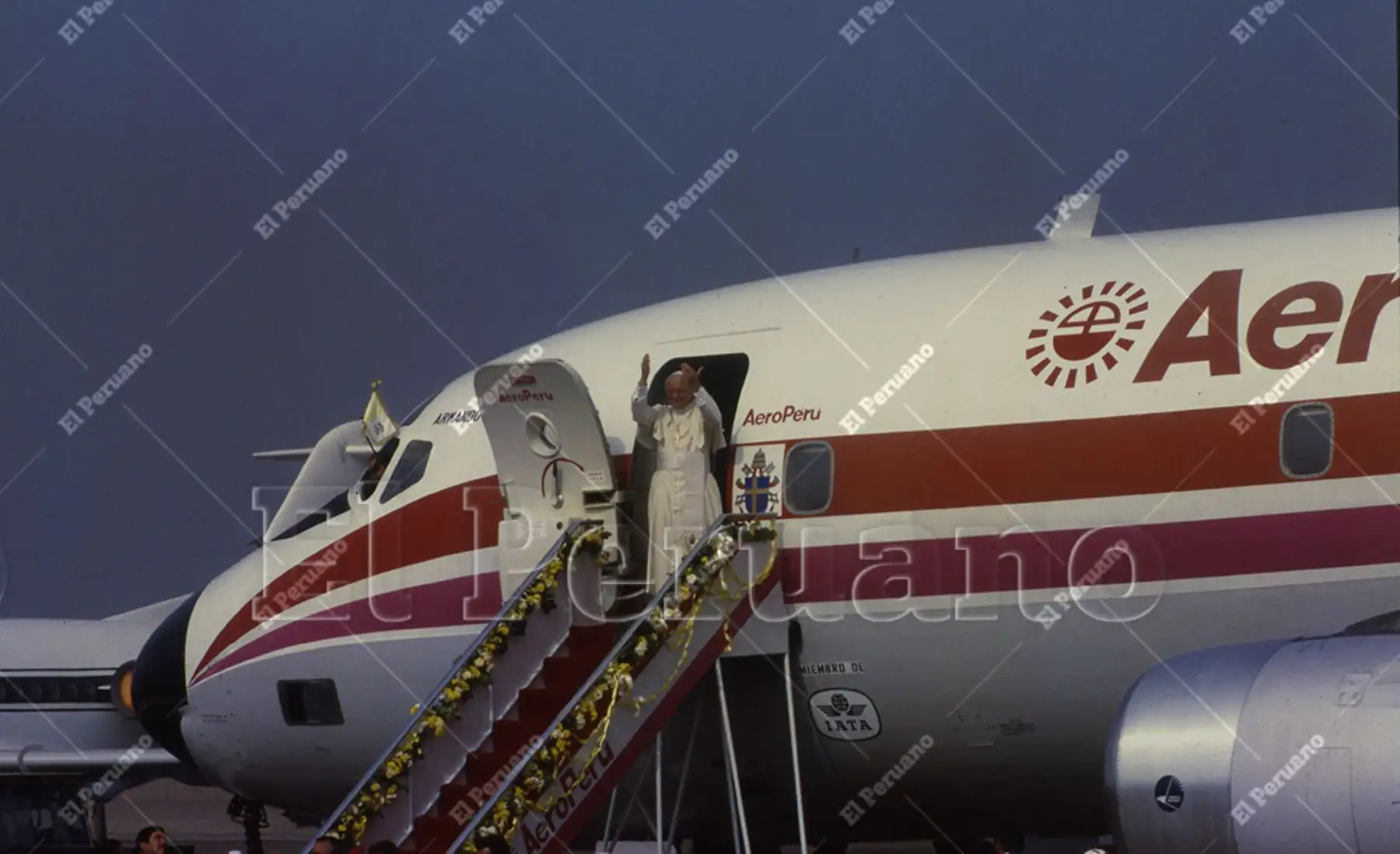 Callao 14 may 1988 / El Papa Juan Pablo II a su llegada al Grupo Aéreo N° 8. El Sumo Pontífice inició su segunda visita pastoral al Perú con ocasión del Congreso Eucarístico y Mariano de los países Bolivarianos. Foto: Archivo Histórico El Peruano