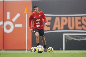 César Inga entrenando con la selección peruana en la Videna. Foto: FPF 