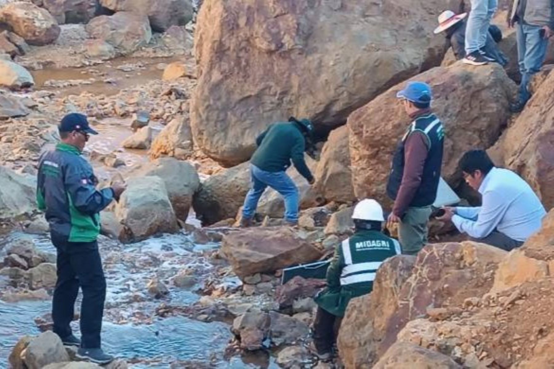 Los fiscales verificaron la existencia de una poza de acumulación y contención de aguas, en la cual se observó una tubería con llave a través de la cual se realizaba el vertimiento de aguas ácidas. Foto: MP