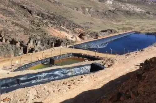 Los fiscales verificaron la existencia de una poza de acumulación y contención de aguas, en la cual se observó una tubería con llave a través de la cual se realizaba el vertimiento de aguas ácidas. Foto: MP