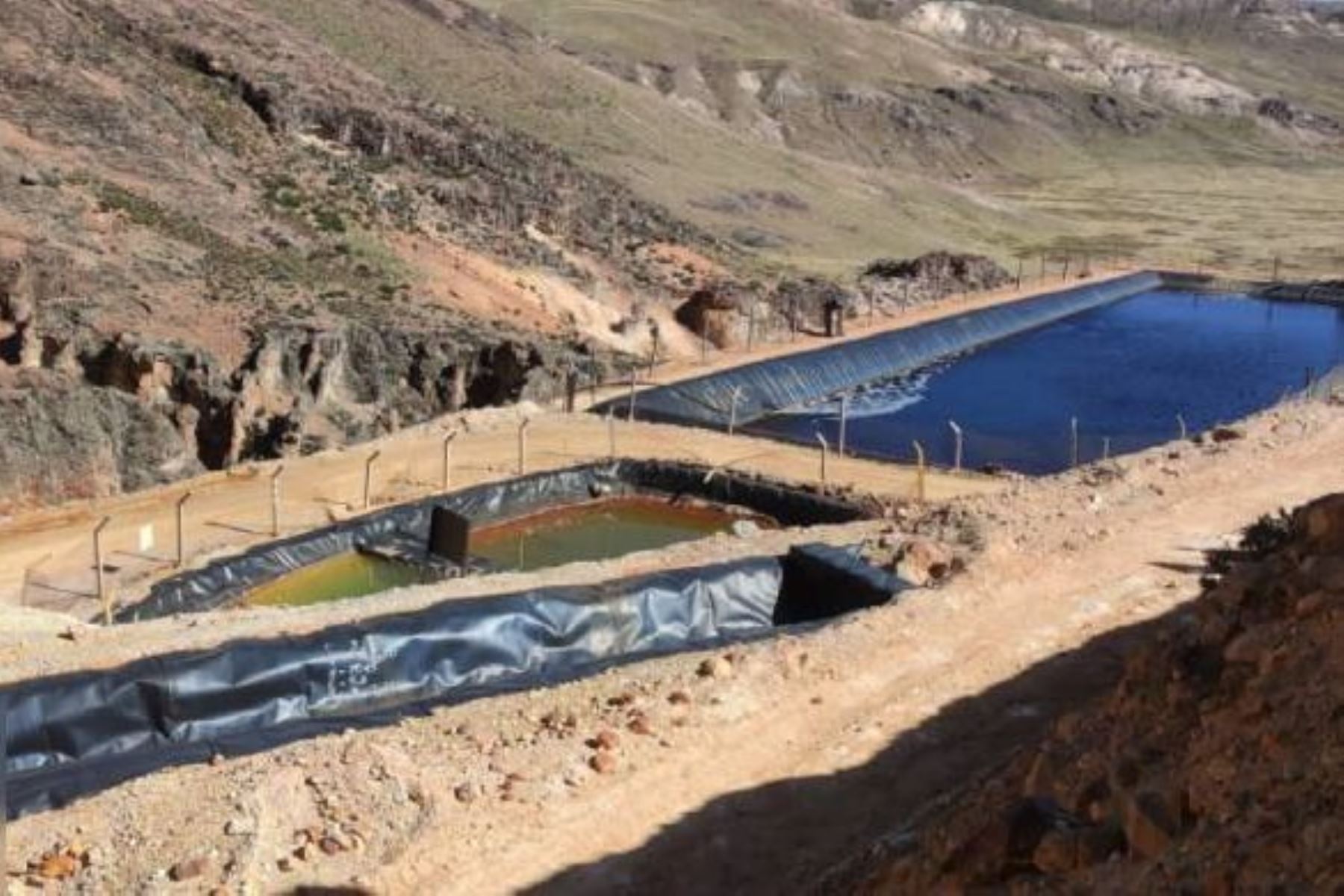 Los fiscales verificaron la existencia de una poza de acumulación y contención de aguas, en la cual se observó una tubería con llave a través de la cual se realizaba el vertimiento de aguas ácidas. Foto: MP