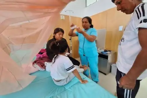 Las personas que presentan fiebre, gripe, tos, dolor en el pecho, escalofrío, entre otros malestares, acudir de inmediato a un centro hospitalario y evitar automedicarse.
