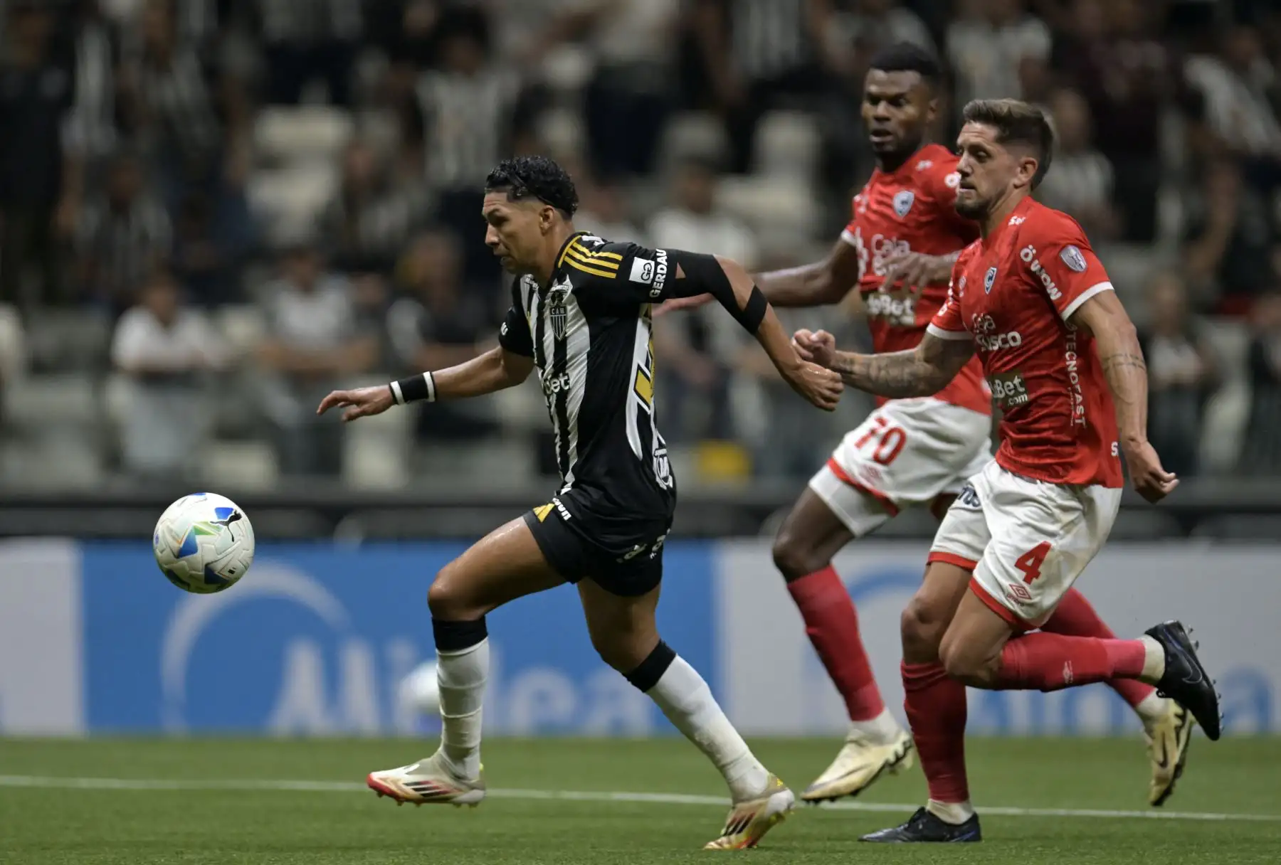 El delantero Rony  del Atlético Mineiro y el defensa uruguayo  Maximiliano Amondarain de Cienciano luchan por el balón durante el partido de la fase de grupos de la Copa Sudamericana entre el Atlético Mineiro de Brasil y el Cienciano de Perú. AFP