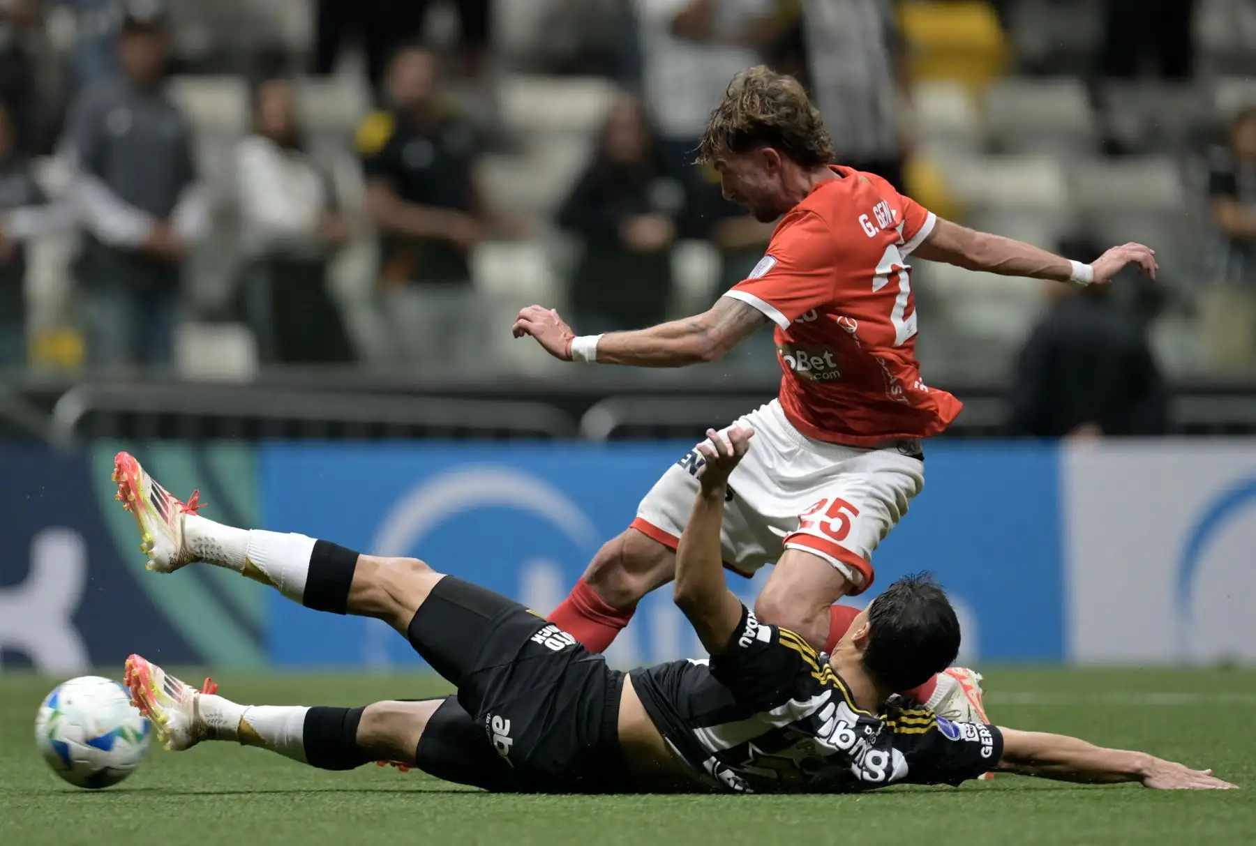 El mediocampista ecuatoriano  del Atlético Mineiro, Alan Franco , y el delantero argentino del Cienciano, Gaspar Gentile, luchan por el balón durante el partido de la fase de grupos de la Copa Sudamericana entre el Atlético Mineiro de Brasil y el Cienciano de Perú. AFP