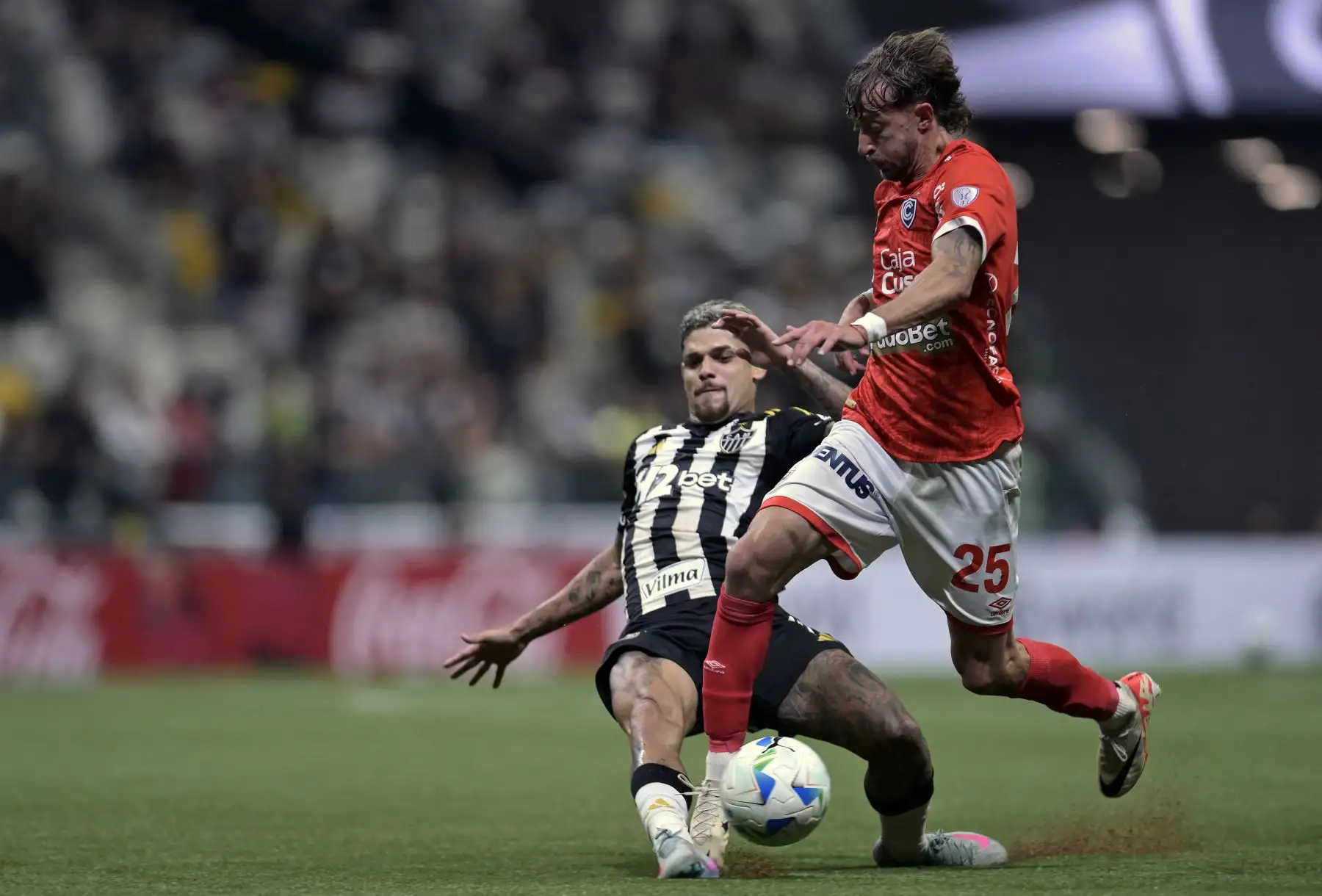 El defensa  Rubens del Atlético Mineiro y el delantero argentino  Gaspar Gentile del Cienciano luchan por el balón durante el partido de la fase de grupos de la Copa Sudamericana entre el Atlético Mineiro de Brasil y el Cienciano de Perú. AFP