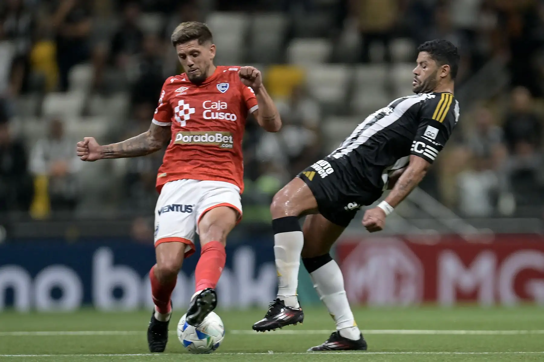 El defensa uruguayo de Cienciano  Maximiliano Amondarain y el delantero de Atlético Mineiro  Hulk luchan por el balón durante el partido de fútbol de la fase de grupos de la Copa Sudamericana entre el Atlético Mineiro de Brasil y el Cienciano de Perú. AFP