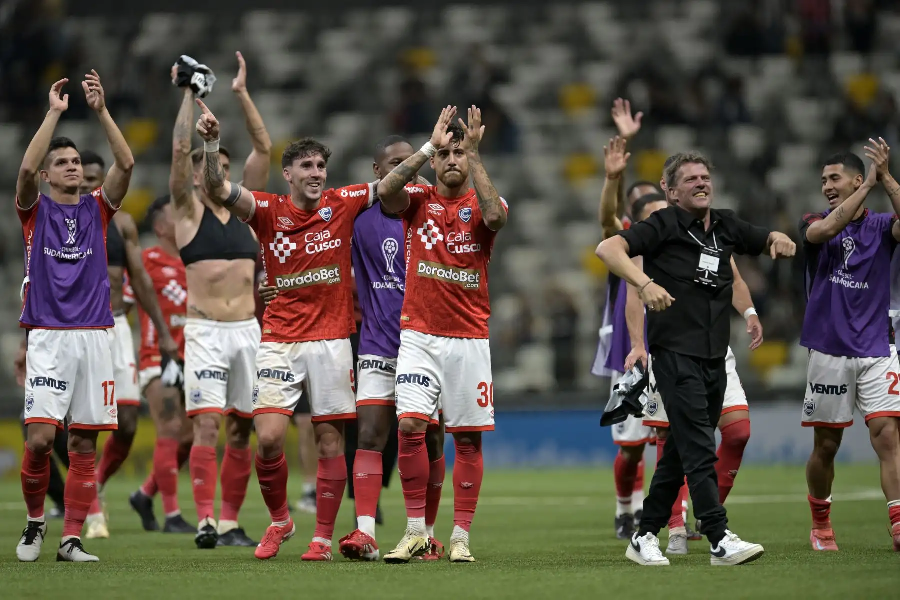 El entrenador argentino de Cienciano, Carlos Desio, celebra con sus jugadores al final del partido de fútbol de la fase de grupos de la Copa Sudamericana entre el Atlético Mineiro de Brasil y el Cienciano de Perú. AFP