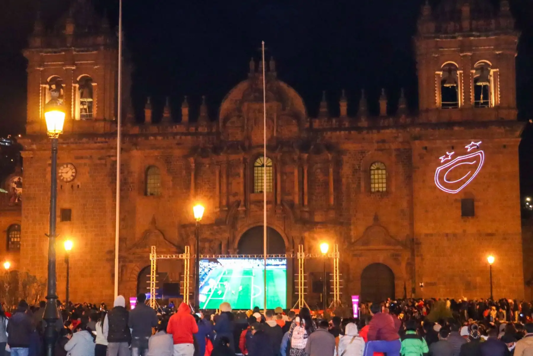 Hinchas del Cienciano celebran en la plaza mayor del Cusco la clasificación de su equipo a la Copa Sudamericana. Foto: Facebook/club Cienciano