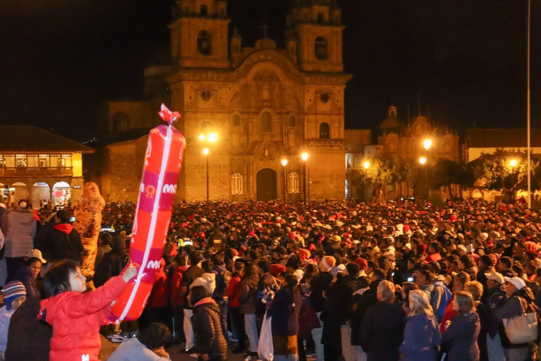 Hinchas del Cienciano celebran en la plaza mayor del Cusco la clasificación de su equipo a la Copa Sudamericana. Foto: Facebook/club Cienciano