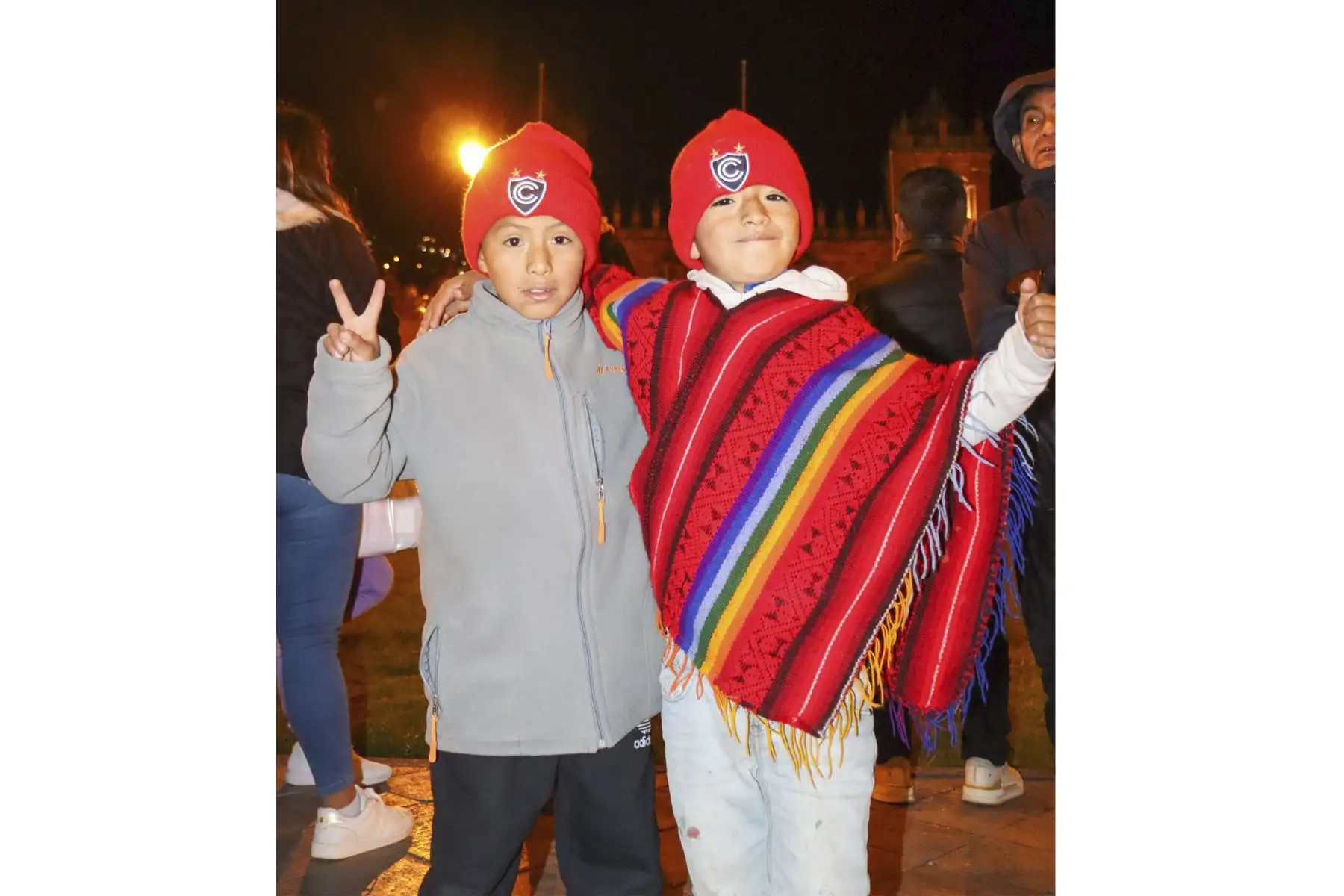 Hinchas del Cienciano celebran en la plaza mayor del Cusco la clasificación de su equipo a la Copa Sudamericana. Foto: Facebook/club Cienciano