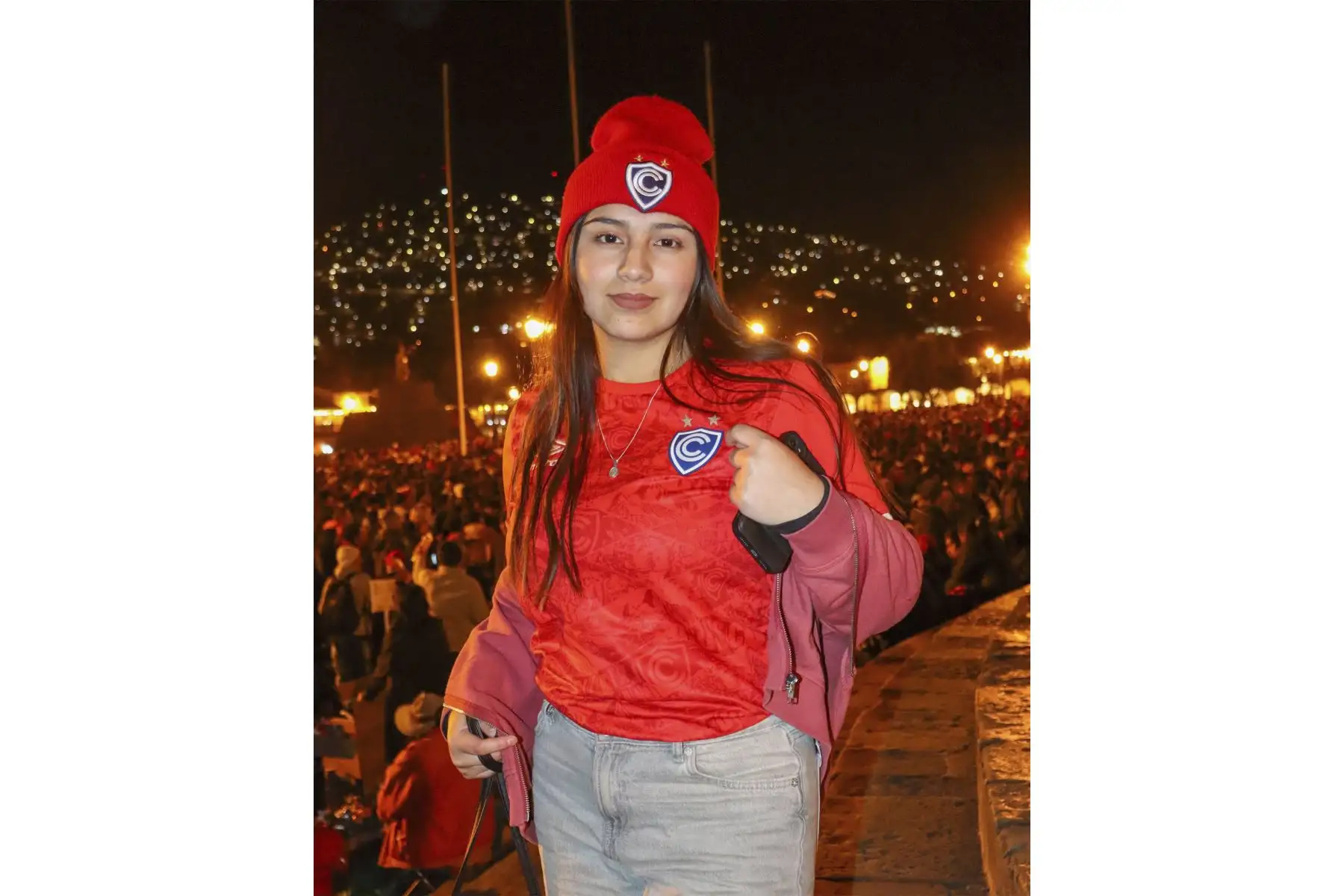 Hinchas del Cienciano celebran en la plaza mayor del Cusco la clasificación de su equipo a la Copa Sudamericana. Foto: Facebook/club Cienciano