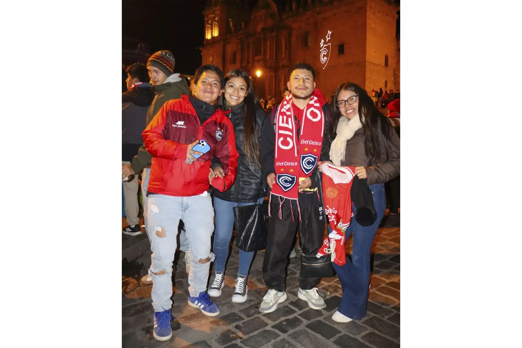 Hinchas del Cienciano celebran en la plaza mayor del Cusco la clasificación de su equipo a la Copa Sudamericana. Foto: Facebook/club Cienciano