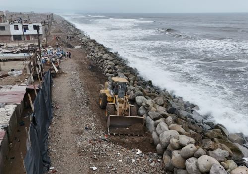 Ante los continuos oleajes anómalos, trabajadores refuerzan los diferentes puntos críticos del balneario de Buenos Aires, provincia de Trujillo, afectados por estos eventos naturales. ANDINA/Difusión