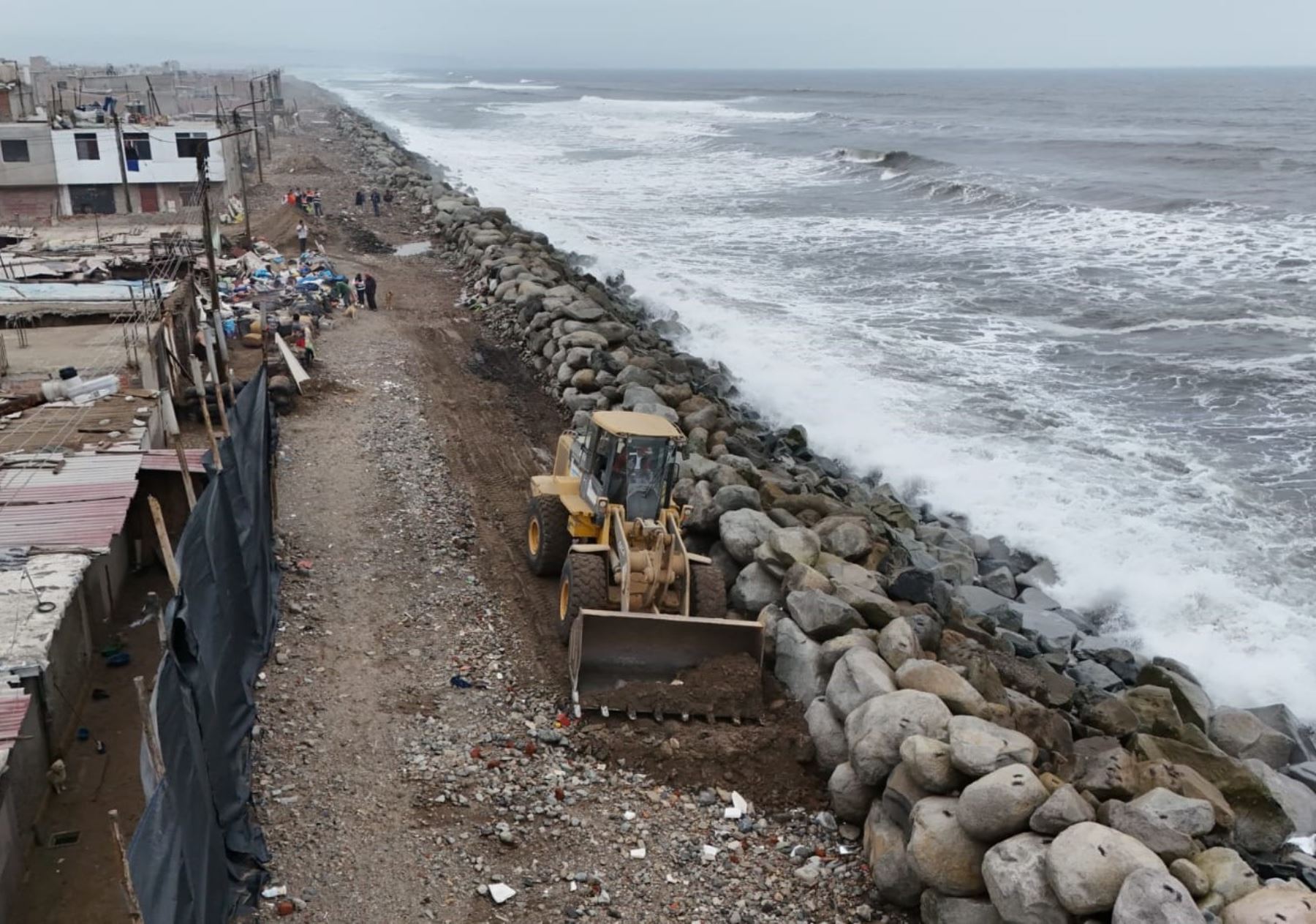 Ante los continuos oleajes anómalos, trabajadores refuerzan los diferentes puntos críticos del balneario de Buenos Aires, provincia de Trujillo, afectados por estos eventos naturales. ANDINA/Difusión