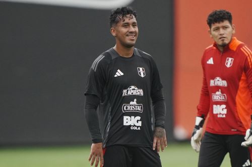 Renato Tapia completó su primer día de entrenamientos en la Videna de cara a la fecha doble de las Eliminatorias. Foto: FPF