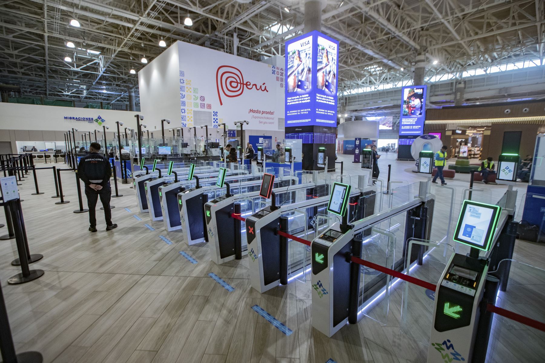 La presidenta Dina Boluarte inaugur el nuevo Aeropuerto Internacional Jorge Chvez, una moderna infraestructura con tecnologa de vanguardia. El terminal cuenta con 46 mangas de embarque directo, tomgrafos 3D en seguridad, 27 fajas para equipaje de mano y una plataforma operada 100 % de forma remota. Su diseo mejora la experiencia del pasajero, agiliza procesos y ofrece una capacidad operativa comparable con los principales hubs areos de la regin. Foto: ANDINA/Prensa Presidencia