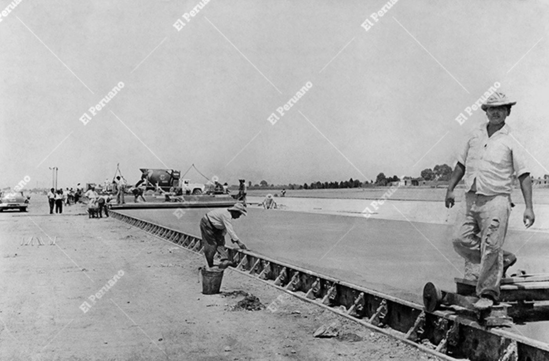 Callao - 4 abril 1960 / Trece pulgadas de espesor tiene la pista de aterrizaje del nuevo aeropuerto en construcción. Los obreros trabajan 16 horas diarias bajo la dirección del Consorcio de Contratistas S.A. Foto: Archivo Histórico El Peruano