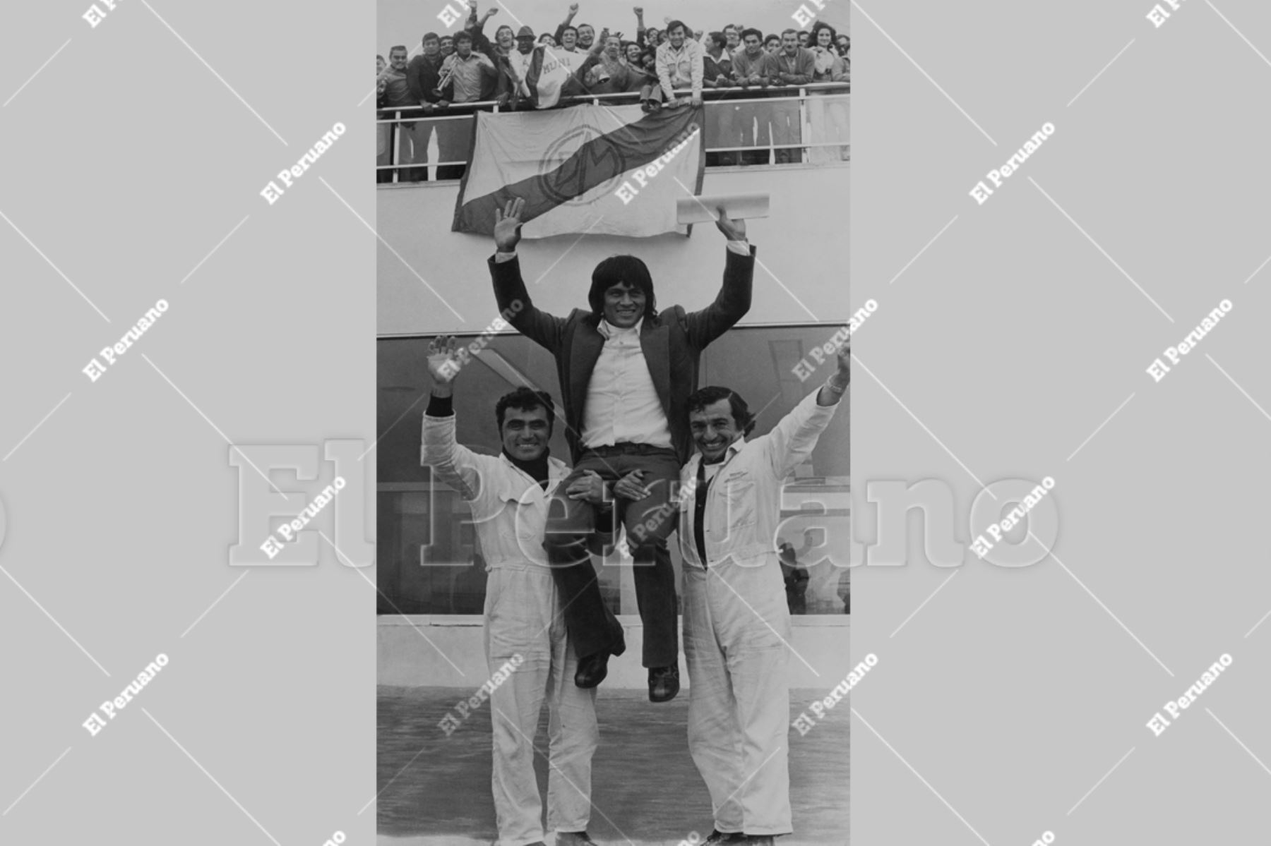Callao - 1973 / Hugo Sotil recibido como un ídolo deportivo  por hinchas del Deportivo Municipal en el aeropuerto Internacional Jorge Chávez. Foto: Archivo Histórico El Peruano