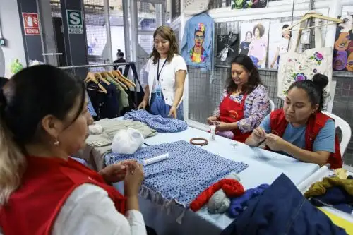 Más de 40 internas del penal de Mujeres de Chorrillos han sido capacitadas en textilería. Foto: Difusión