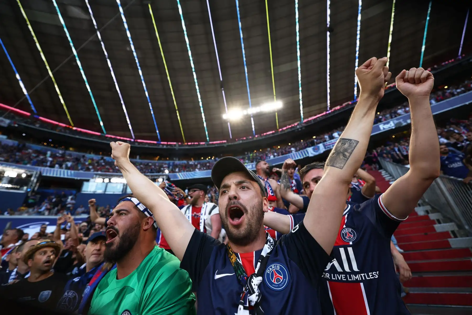 Los aficionados del Paris Saint-Germain animan a su equipo desde las gradas antes de la final de la UEFA Champions League entre el Inter de Milán y el Paris Saint-Germain (PSG) en Múnich, sur de Alemania.
Foto: AFP