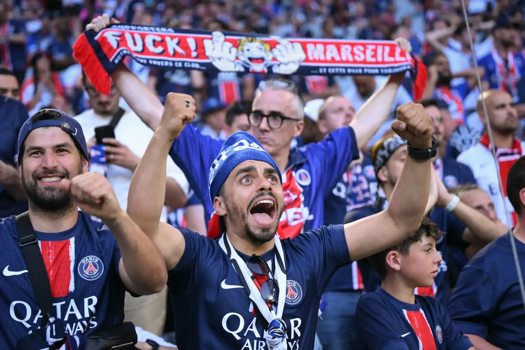 Los aficionados del Paris Saint-Germain animan a su equipo desde las gradas antes de la final de la UEFA Champions League entre el Inter de Milán y el Paris Saint-Germain (PSG) en Múnich, sur de Alemania.
Foto: AFP