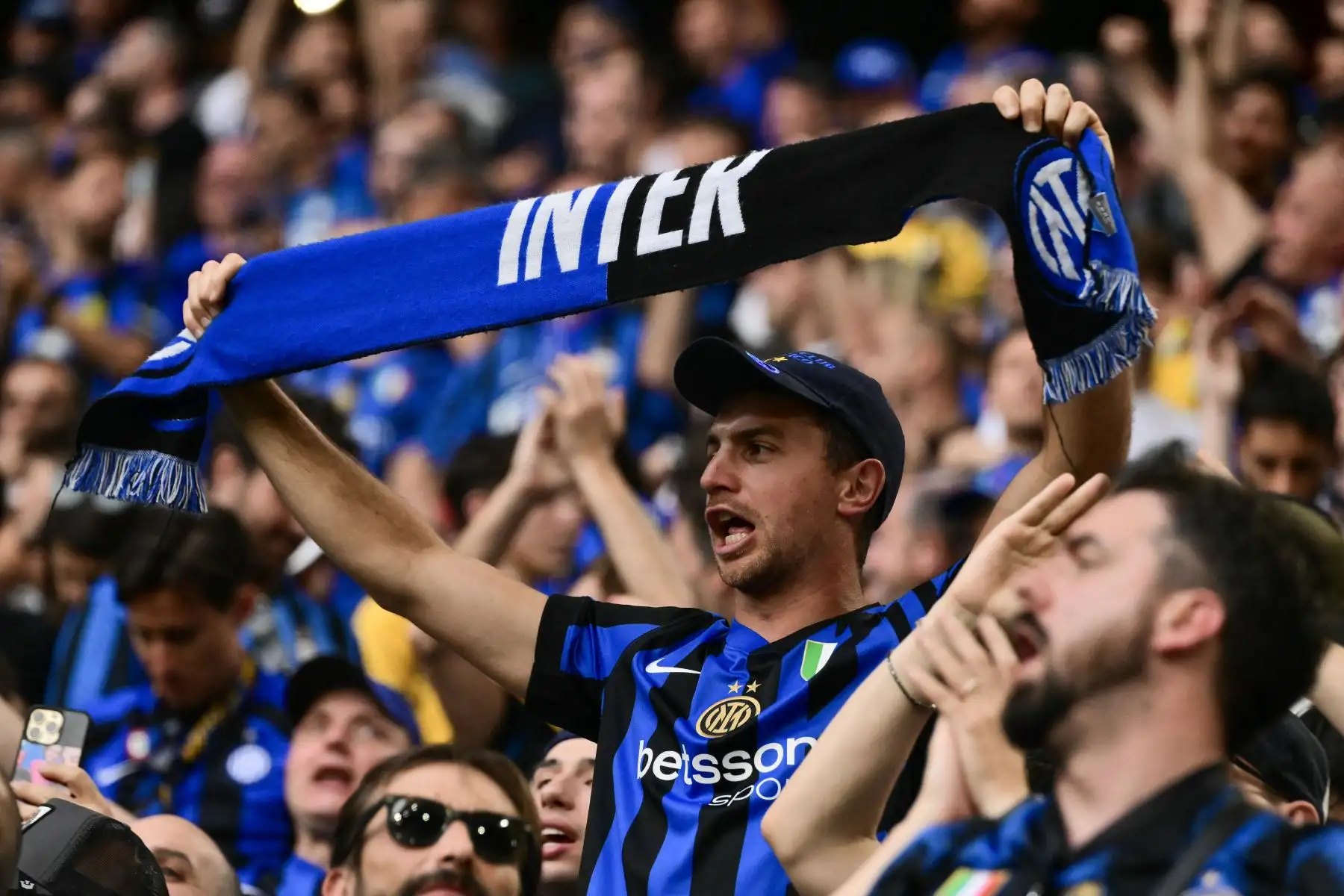 Los aficionados del Inter de Milán animan a su equipo desde las gradas antes de la final de la UEFA Champions League entre el Inter de Milán y el Paris Saint-Germain (PSG) en Múnich, sur de Alemania.
Foto: AFP