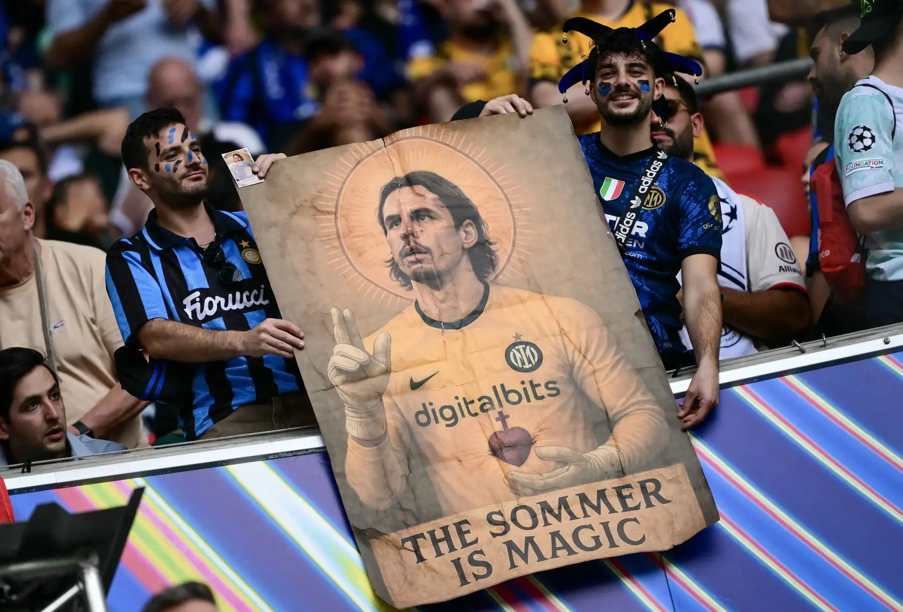 Los aficionados del Inter de Milán animan a su equipo desde las gradas antes de la final de la UEFA Champions League entre el Inter de Milán y el Paris Saint-Germain (PSG) en Múnich, sur de Alemania.
Foto: AFP