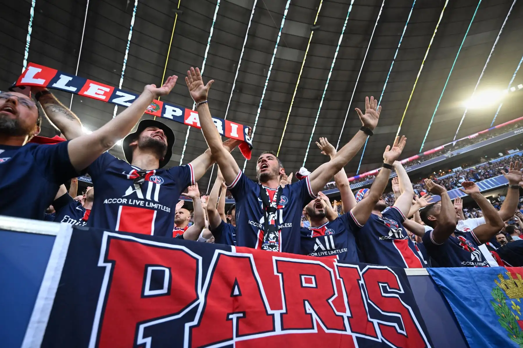 Los aficionados del Paris Saint-Germain animan a su equipo desde las gradas antes de la final de la UEFA Champions League entre el Inter de Milán y el Paris Saint-Germain (PSG) en Múnich, sur de Alemania.
Foto: AFP