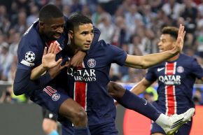 Achraf Hakimi  del PSG celebra con su compañero Ousmane Dembele tras marcar el primer gol durante la final de la UEFA Champions League entre el Paris Saint-Germain y el Inter de Milán en Múnich, Alemania.Foto: EFE