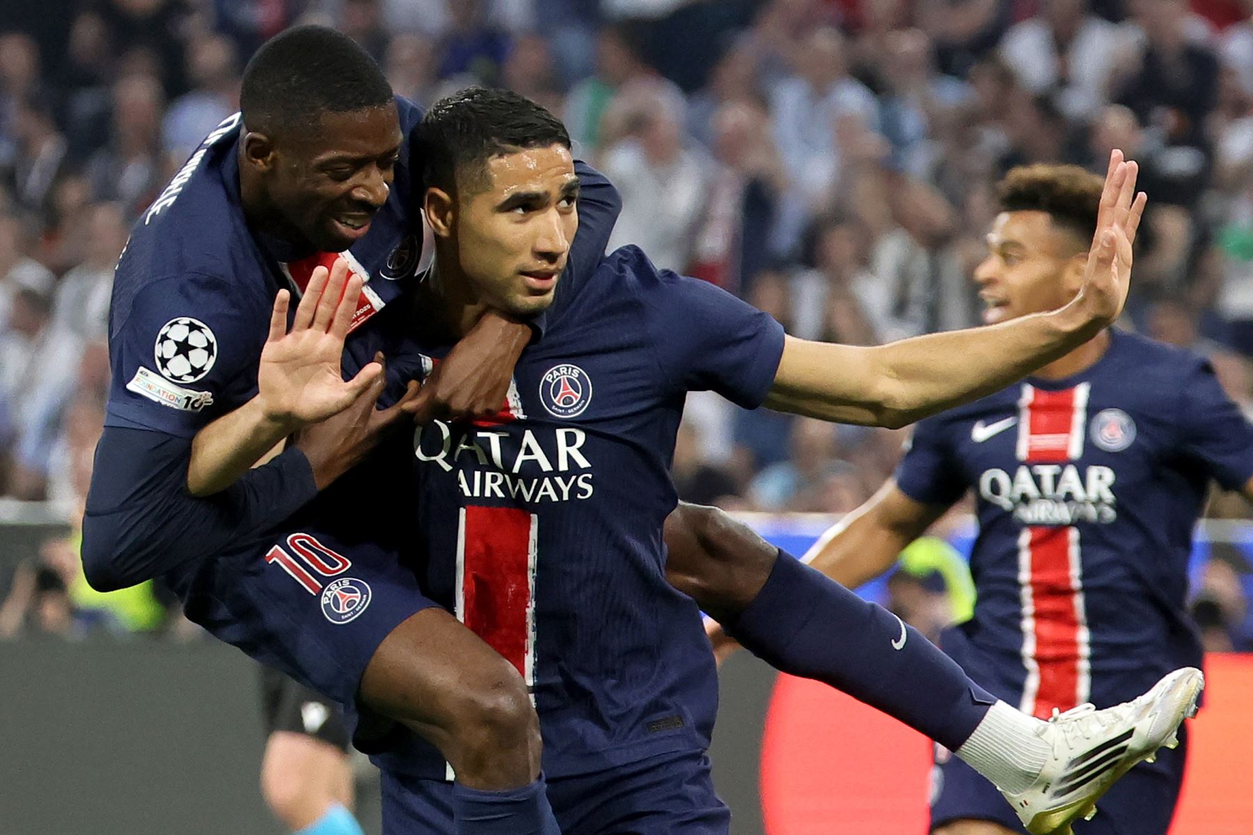 Achraf Hakimi  del PSG celebra con su compañero Ousmane Dembele tras marcar el primer gol durante la final de la UEFA Champions League entre el Paris Saint-Germain y el Inter de Milán en Múnich, Alemania.Foto: EFE