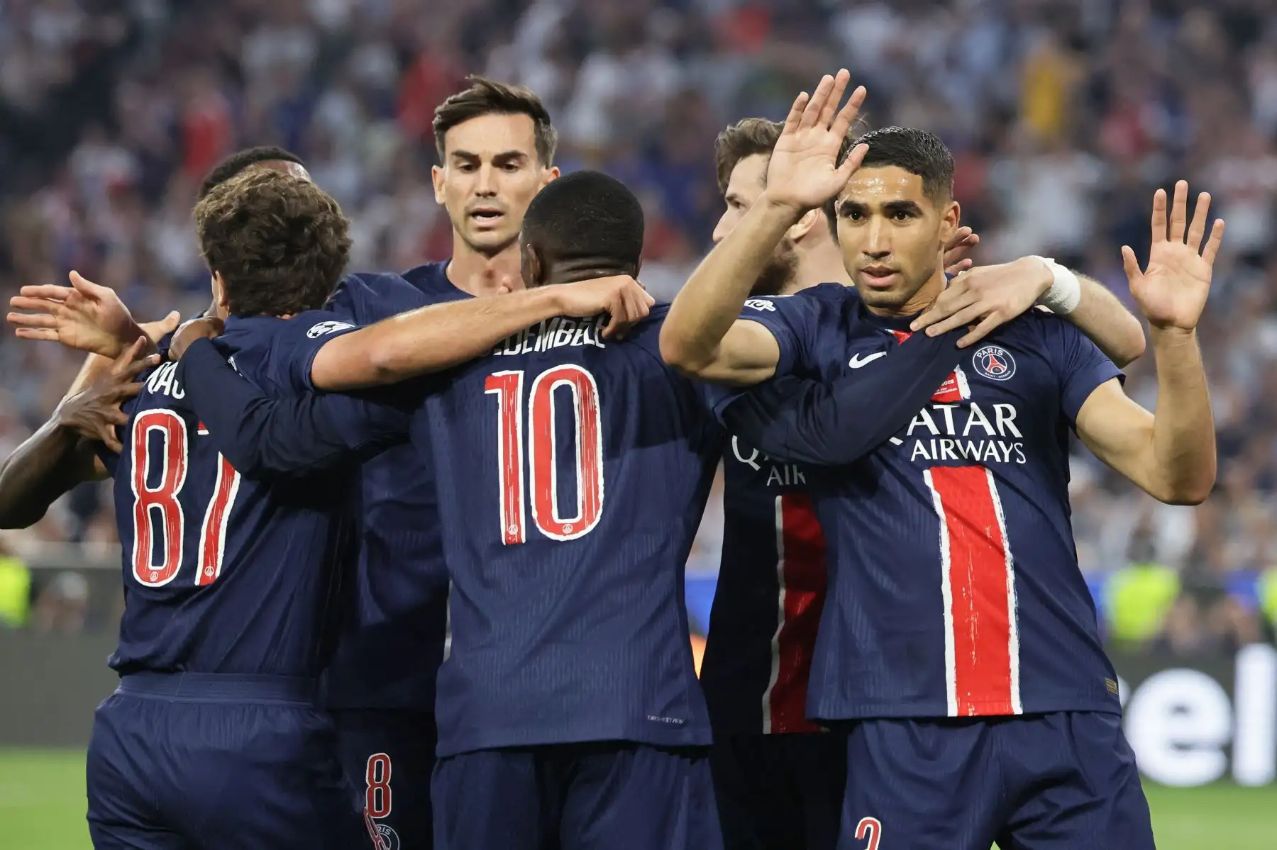 Achraf Hakimi  del PSG celebra con su compañero Ousmane Dembele tras marcar el primer gol durante la final de la UEFA Champions League entre el Paris Saint-Germain y el Inter de Milán en Múnich, Alemania.Foto: EFE