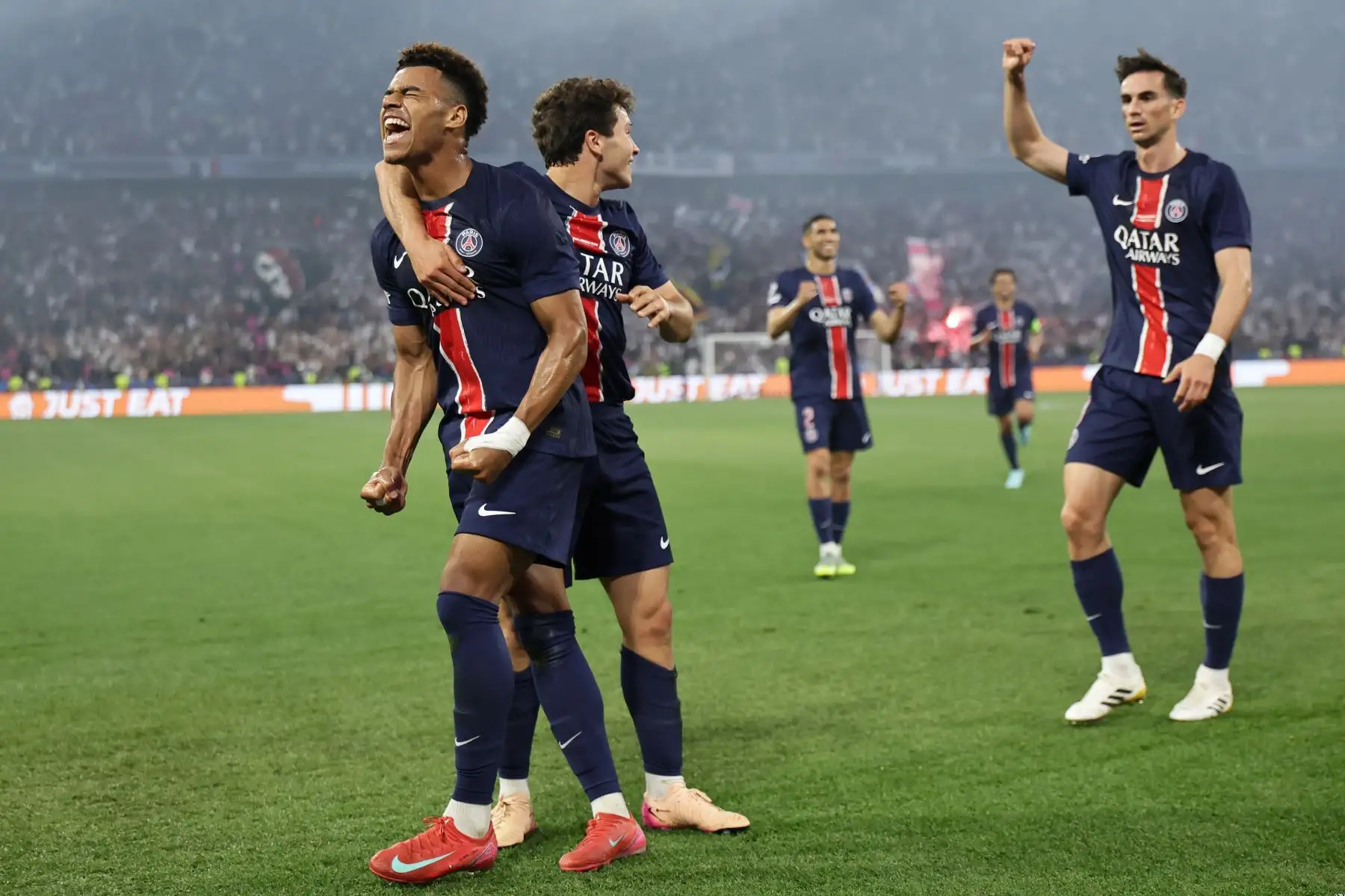 Desire Doue del PSG celebra con sus compañeros tras marcar el segundo gol de su equipo durante la final de la UEFA Champions League entre el Paris Saint-Germain y el Inter de Milán en Múnich, Alemania.
Foto: EFE