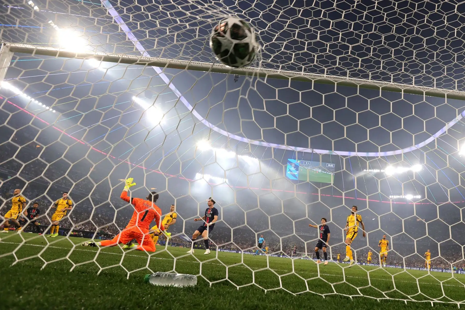 Desire Doue del PSG  marca el gol del 0-2 contra el portero Yann Sommer del Inter durante la final de la UEFA Champions League entre Paris Saint-Germain e Internazionale Milano en Múnich, Alemania.
Foto: EFE