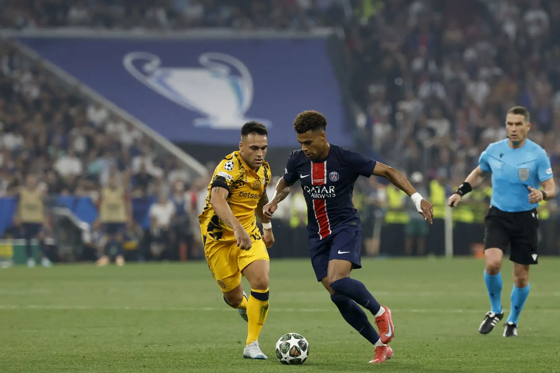 El delantero argentino  del Inter de Milán, Lautaro Martínez (izq.), desafía al centrocampista francés del Paris Saint-Germain, Desire Doué, durante la final de la UEFA Champions League entre el Paris Saint-Germain (PSG) y el Inter de Milán en Múnich, sur de Alemania.
Foto: AFP