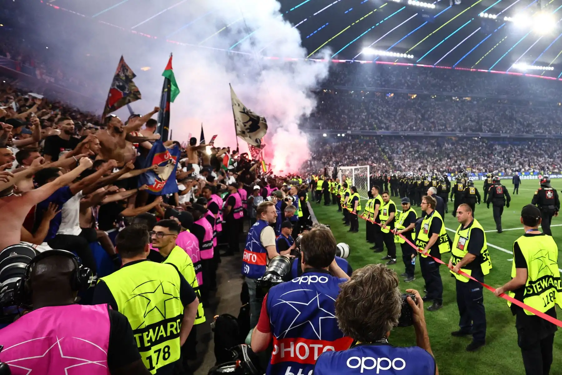 Los aficionados del PSG celebran tras ganar la final de la UEFA Champions League entre el Paris Saint-Germain y el Inter de Milán, en Múnich, Alemania.
Foto: AFP